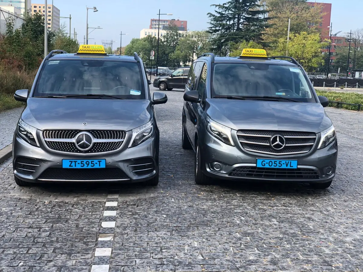 Twee Mercedes taxibussen met taxidaklicht van Taxi Berkel-Enschot